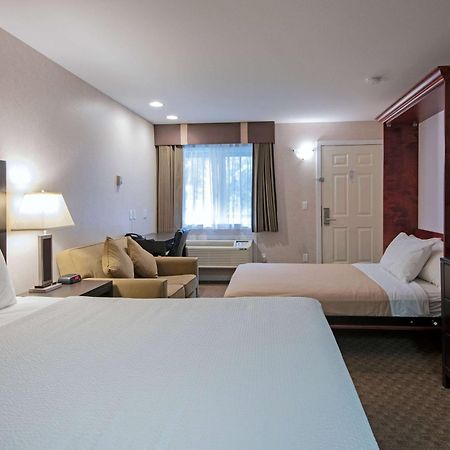 Travelodge By Wyndham Kamloops Mountview Екстер'єр фото