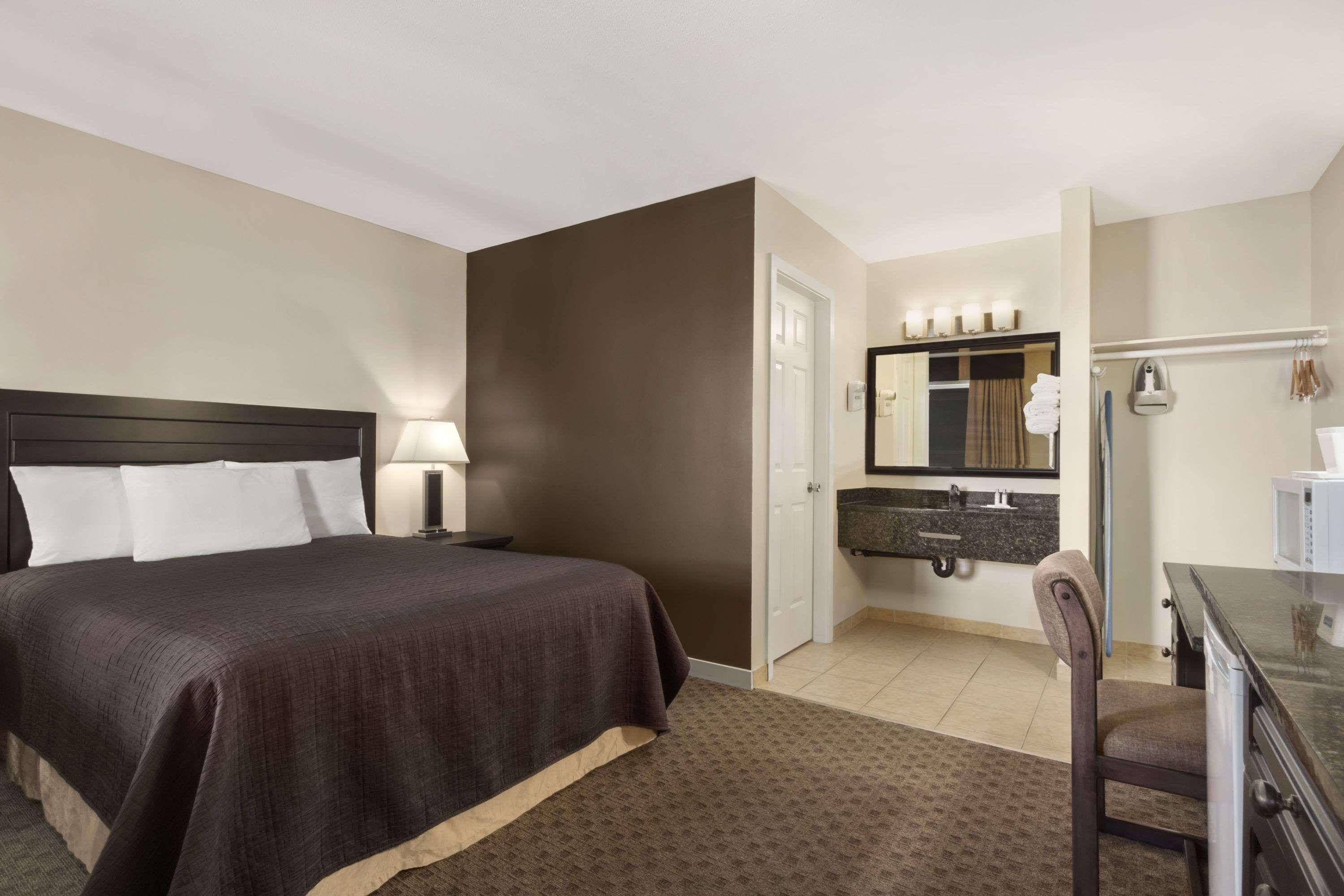 Travelodge By Wyndham Kamloops Mountview Екстер'єр фото