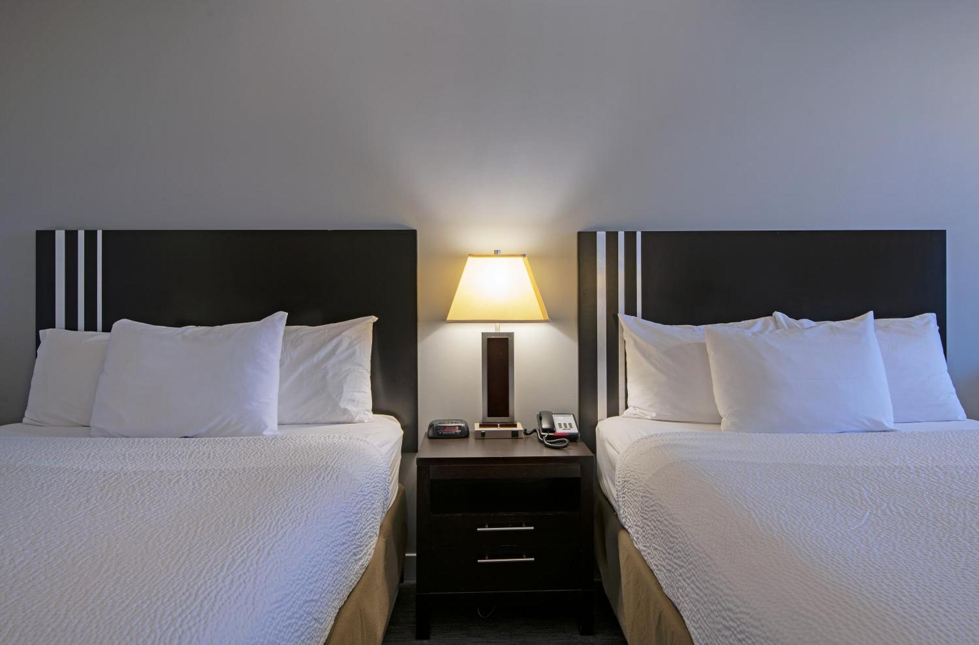 Travelodge By Wyndham Kamloops Mountview Екстер'єр фото