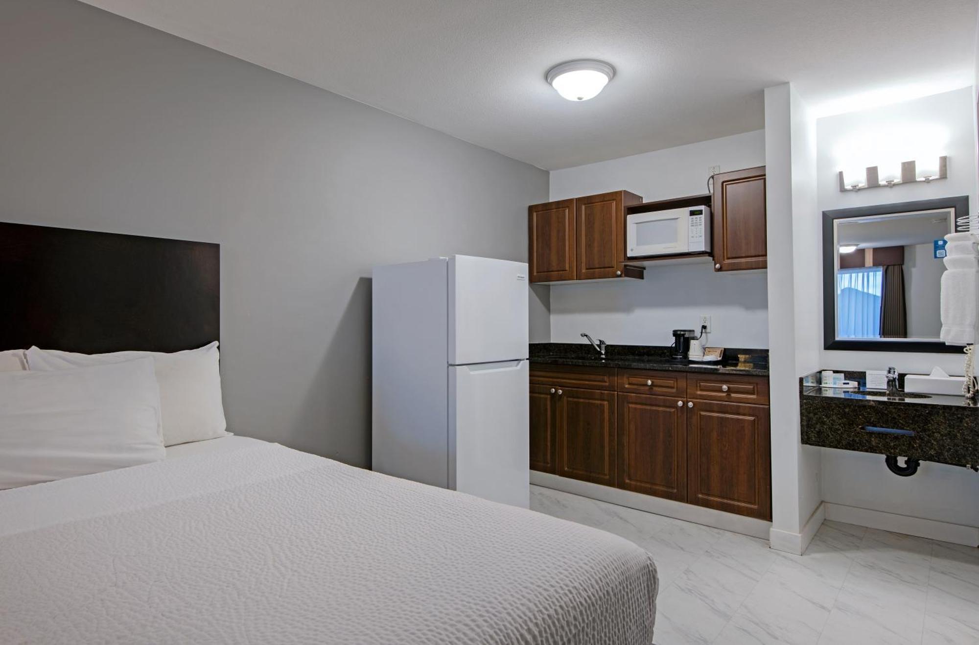 Travelodge By Wyndham Kamloops Mountview Екстер'єр фото