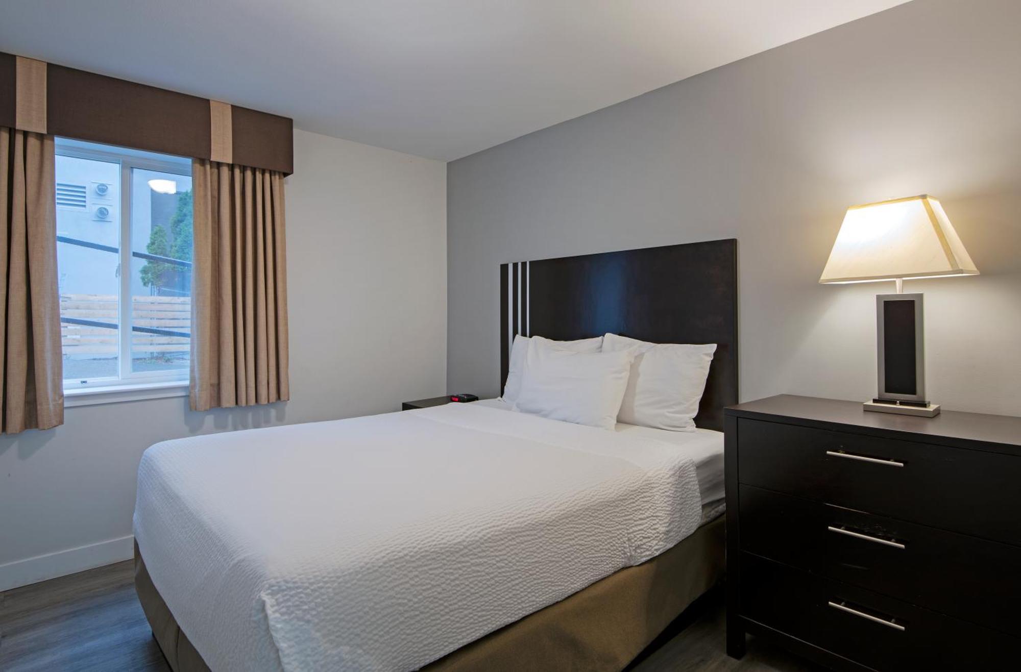 Travelodge By Wyndham Kamloops Mountview Екстер'єр фото