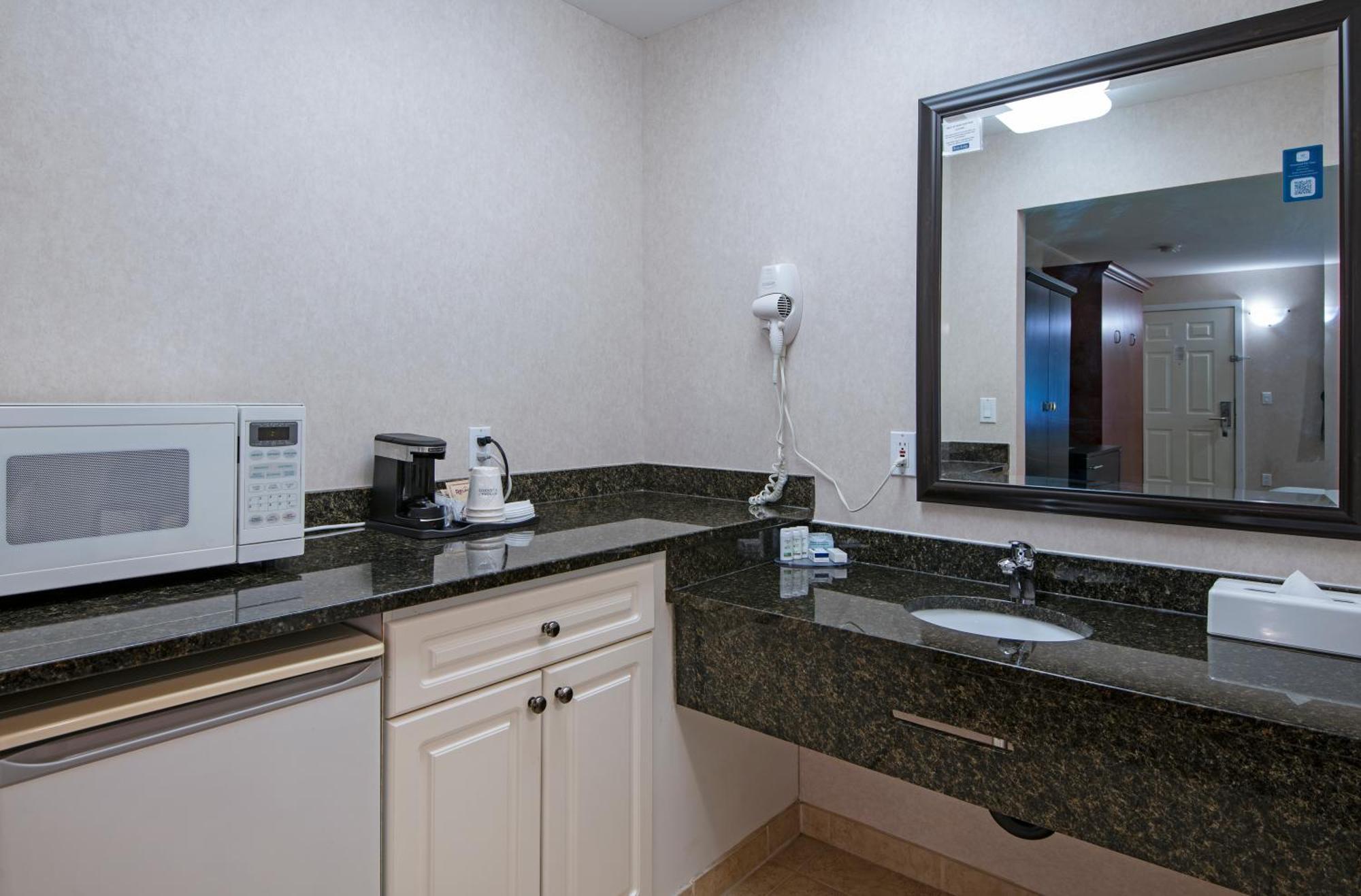 Travelodge By Wyndham Kamloops Mountview Екстер'єр фото