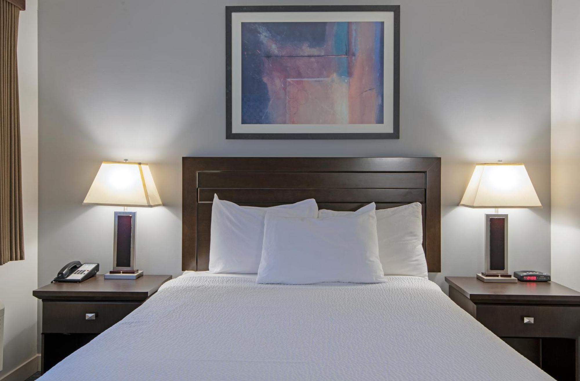 Travelodge By Wyndham Kamloops Mountview Екстер'єр фото