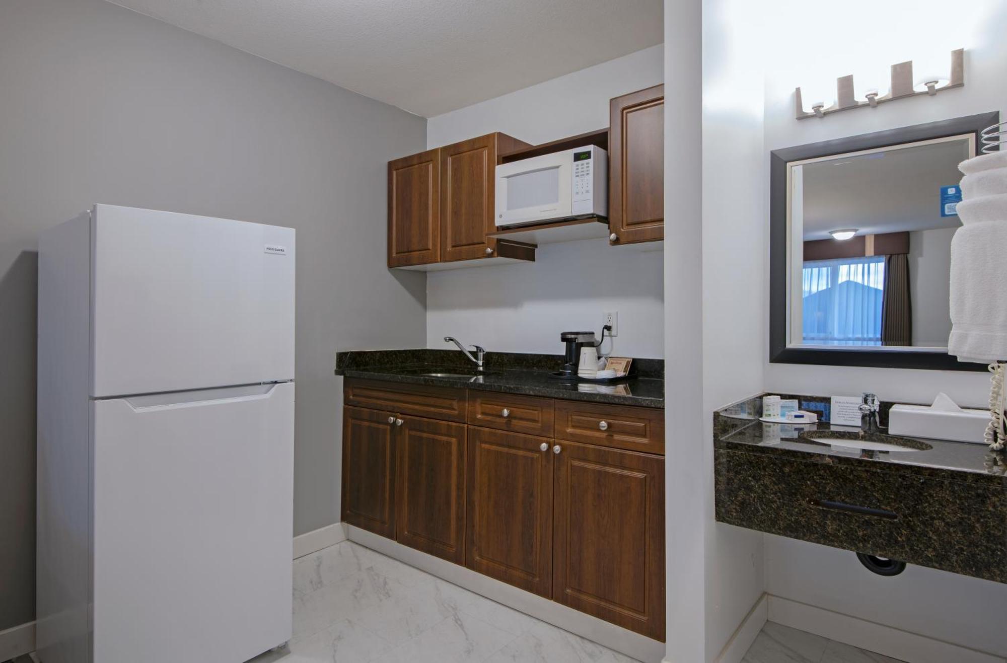 Travelodge By Wyndham Kamloops Mountview Екстер'єр фото