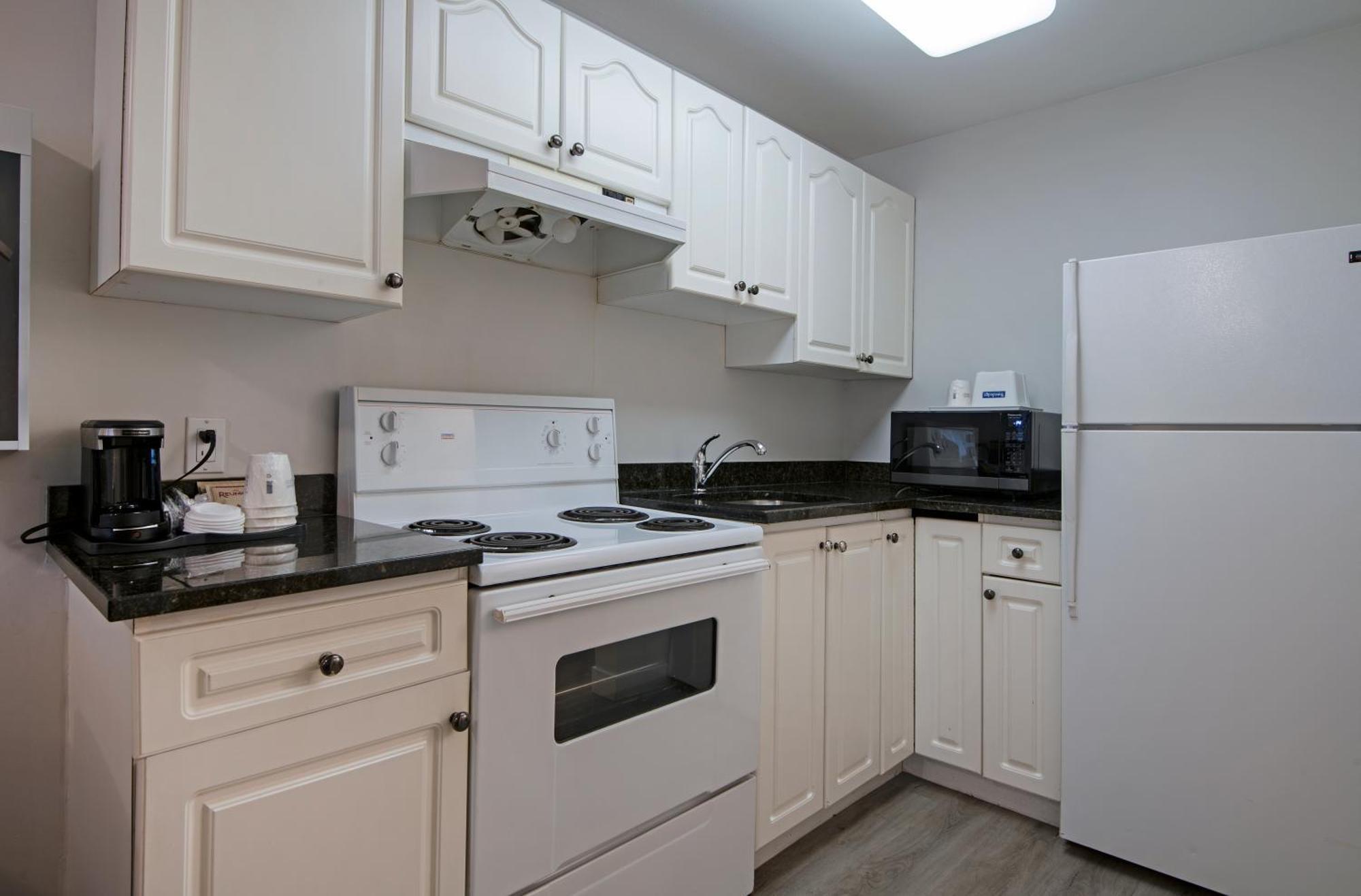 Travelodge By Wyndham Kamloops Mountview Екстер'єр фото